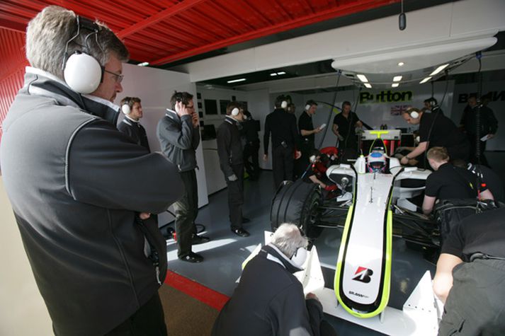Brawn liðið verður á heimavell á Silverstone þessa vikuna og Jenson Button mætir sem forystumaður i stigamótinu.