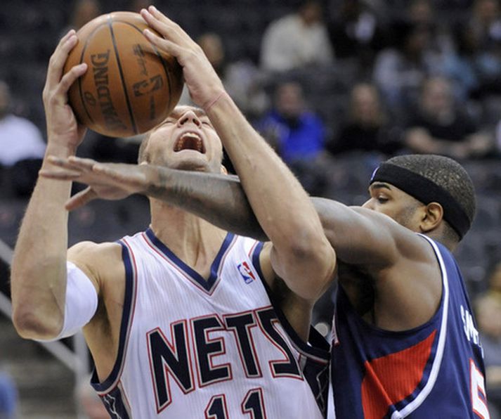 Brook Lopez og Josh Smith eigast við í leik New Jersey og Atlanta í nótt.