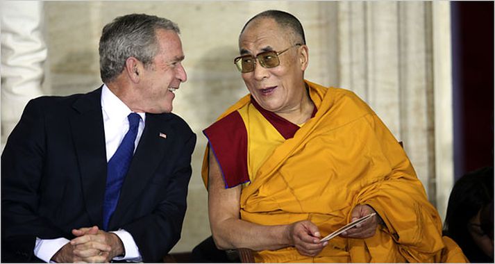 George Bush tók hlýlega á móti Dalai Lama. Frökkum þykir sinn forseti hafa sýnt linkind.