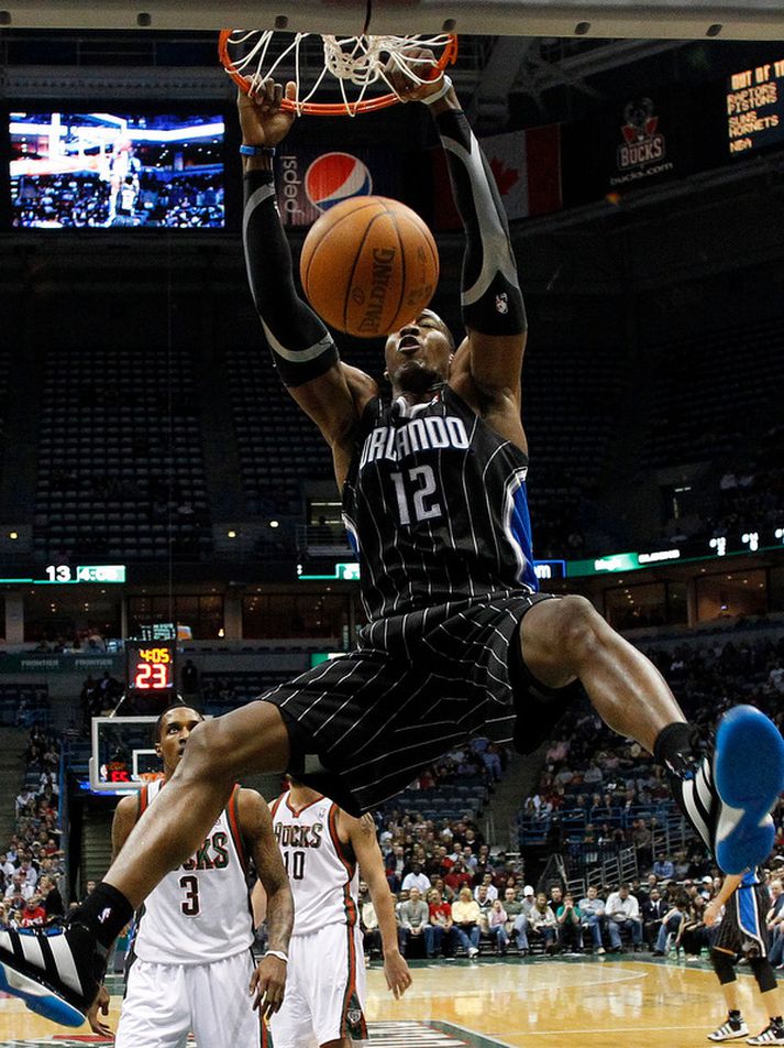 Dwight Howard treður með tilfþrifum í leik með Orlando Magic.