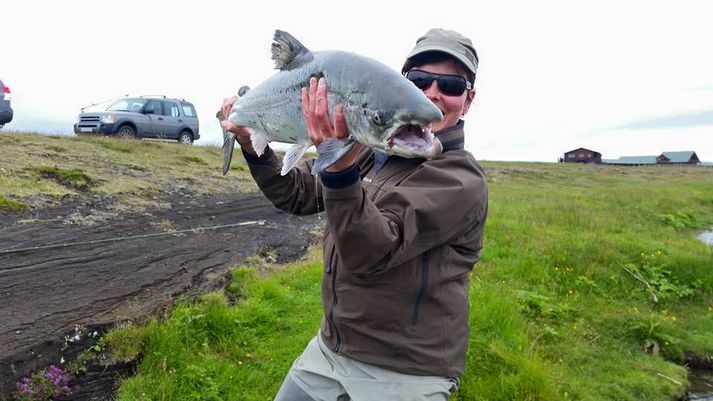 Ásta Dís með 91 sm lax sem hún veiddi í morgun