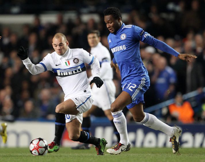 Sneijder í baráttunni við Obi Mikel í kvöld.