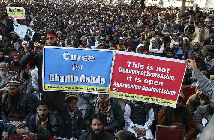 Stuðningsmenn trúarhópsins Jamaat-ud-Dawa mótmæla myndbirtingum í franska skoptímaritinu Charlie Hebdo í Lahore í Pakistan í gær.