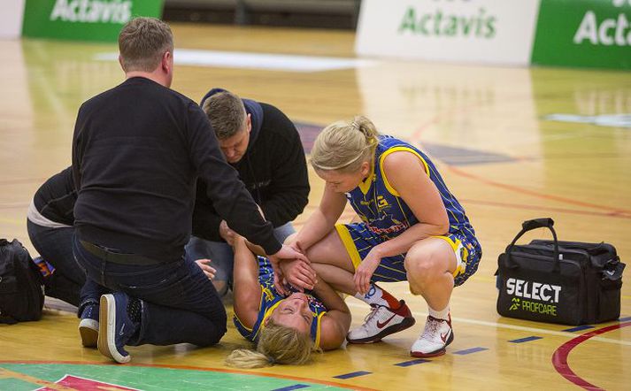 Pálína Gunnlaugsdóttir fær hér stuðning frá liðsfélaga sínum, Marínu Rós Karlsdóttur.