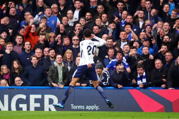 Dele Alli fagnar fyrir framan stuðningsmenn Chelsea.