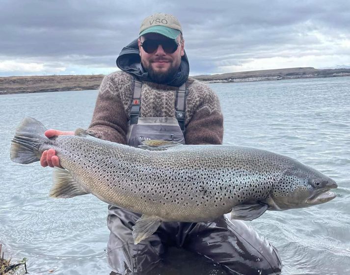 Þessi fiskur mældist 94 sm að lengd og 56 sm í ummáli. Veiðimaður er hrafn H. Hauksson