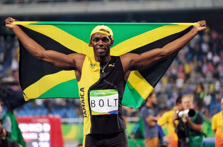 Usain Bolt fagnar hér sigri í nótt.
