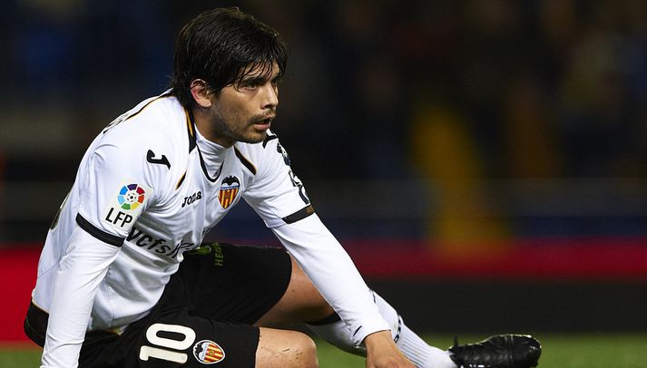 Ever Banega í leik með Valencia.