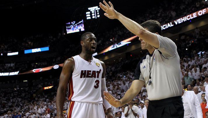 Scott Foster gefur Dwyane Wade tæknivillu á síðasta tímabili.