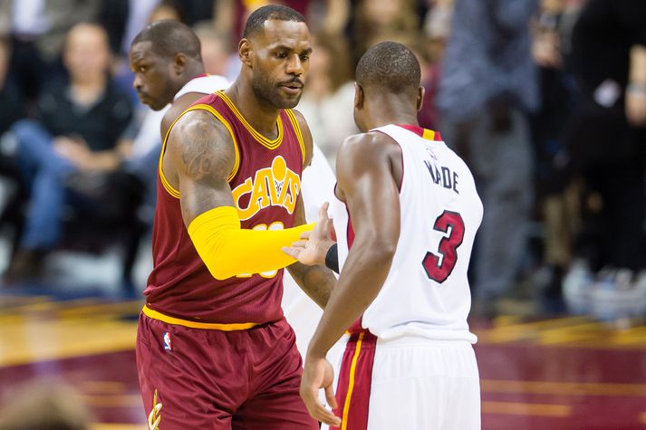 Gömlu liðsfélagarnir LeBron James og Dwayne Wade heilsast fyrir leik Cleveland og Miami.