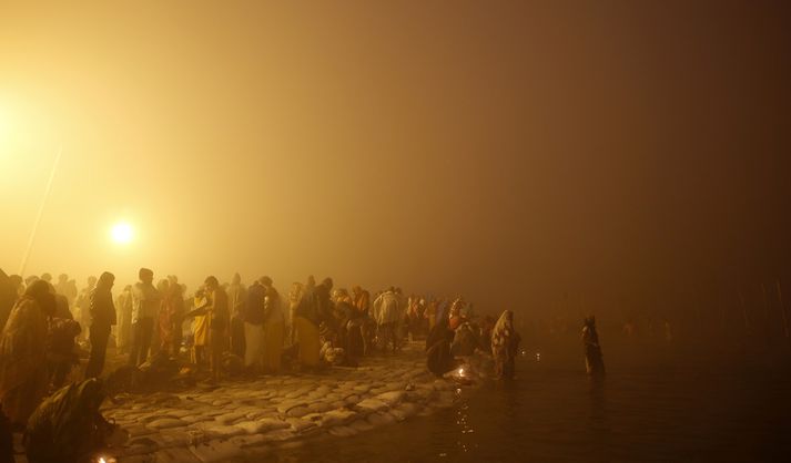 Hindúr baða sig mikið í Ganges ánni og bannað er að greftra lík í ám.