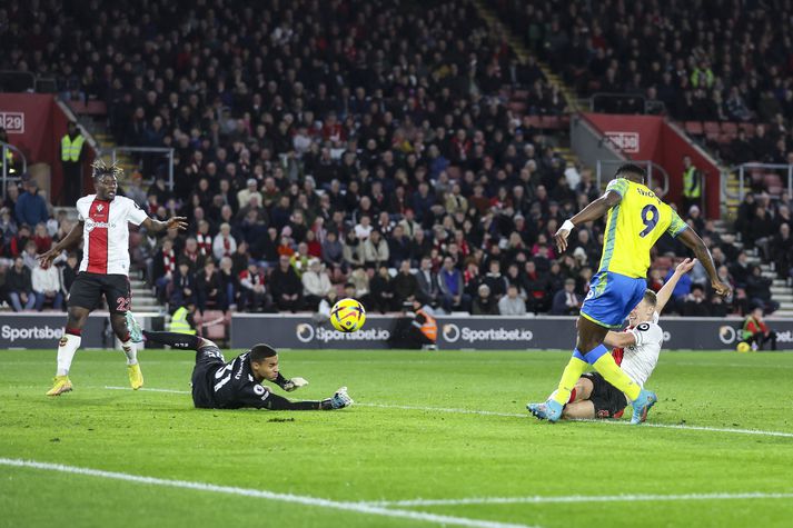 Taiwo Awoniyi skorar hér sigurmarkið gegn Southampton í kvöld.