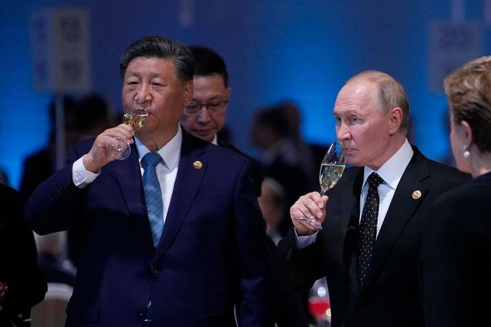 Vladimir Pútín og Xi Jinping, forseti Kína, bergja á drykk í móttöku í tengslum við BRICS-ráðstefnuna.