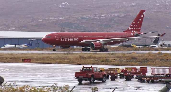 Airbus-breiðþota Air Greenland á flugvellinum í Kangerlussuaq, sem áður hét Syðri-Straumfjörður. Bombardier-vél Flugfélags Íslands sést fyrir framan.