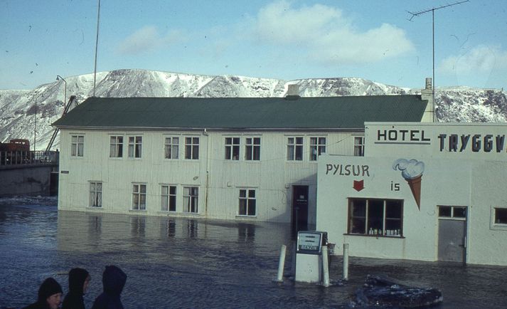 Flóðið olli gífurlegum skemmdum á mannvirkjum í bænum, meðal annars á Tryggvaskála þar sem vatn fór upp undir glugga.