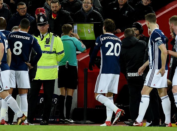 Craig Pawson dæmdi vítaspyrnu á West Brom í leiknum gegn Liverpool eftir að hafa skoðað atvikið á sjónvarpsskjá á hliðarlínunni. Þetta var í fyrsta sinn sem dómari í leik á Englandi styðst sjálfur við myndbandsupptöku.