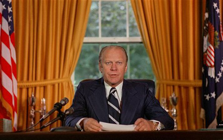 Gerald Ford lýsir því yfir að hann ætli að gefa Richard Nixon upp sakir.