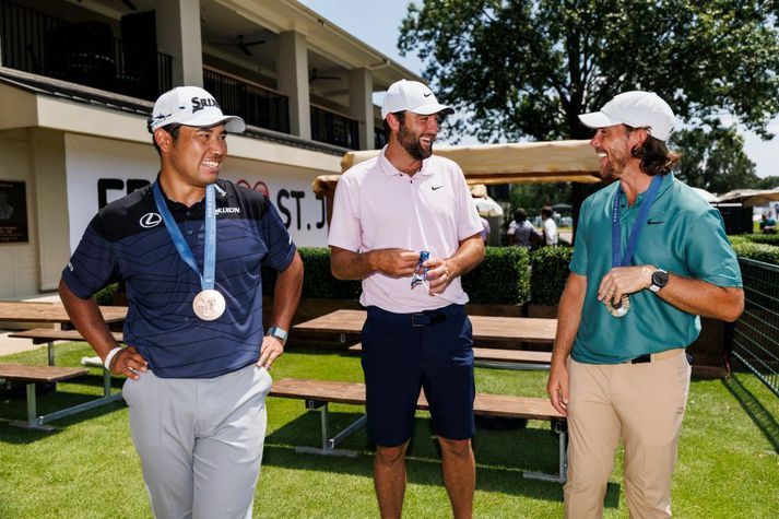 Hideki Matsuyama með hinum verðlaunahöfunum í golfi karla á Ólympíuleikunum í ár, þeim Scottie Scheffler sem vann gull og Tommy Fleetwood sem vann silfur.