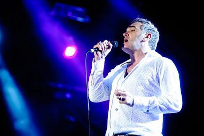 Morrissey var staddur á Bretlandi þegar hann var bitinn af hundi.