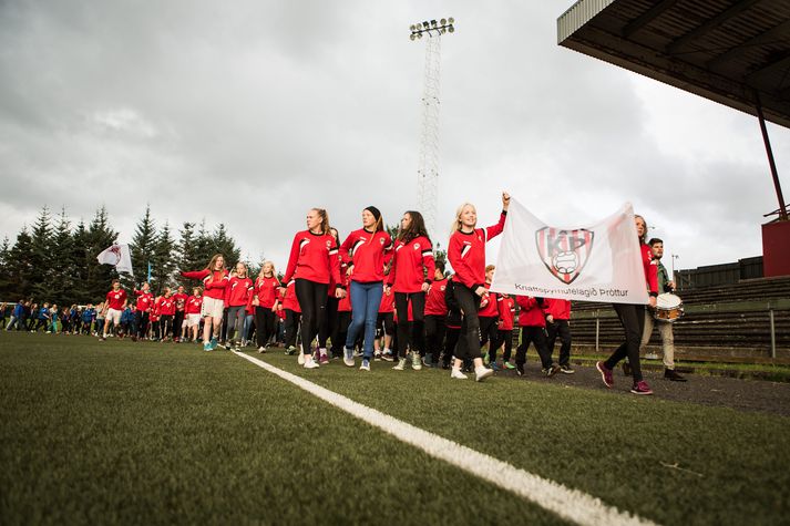 Stúlkurnar í Þrótti Reykjavík leiddu skrúðgöngu gærkvöldsins.