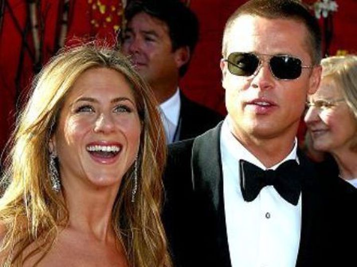 BÚIN AÐ GLEYMA pITT Jennifer Aniston tekur söngvarann John Mayer fram yfir eiginmanninn fyrrverandi, Brad Pitt.
nordicphotos/getty