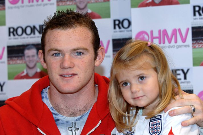 Wayne Rooney stillir sér upp í einni af verslunum HMV.