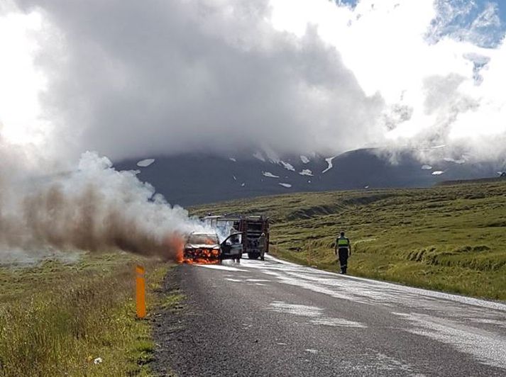 Hlíðarfjallsvegur er lokaður við Hálönd.