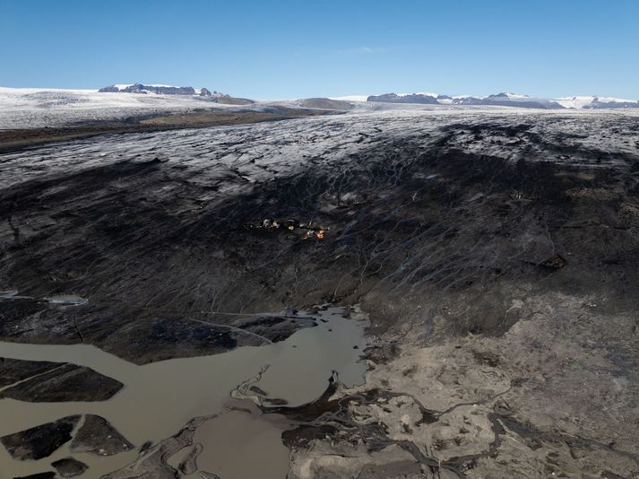 Aðgerðir á Breiðamerkurjökli í gær séðar úr fjarska.