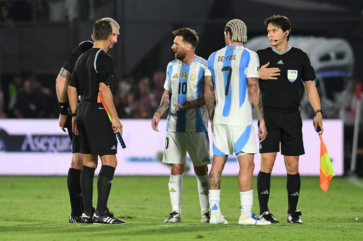 Lionel Messi lætur Anderson Daronco dómara heyra það í leik Argentínu og Paragvæ.