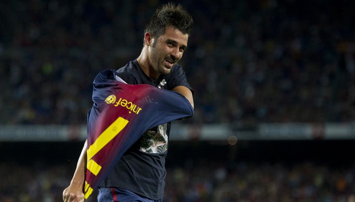 David Villa fer hér úr treyjunni.