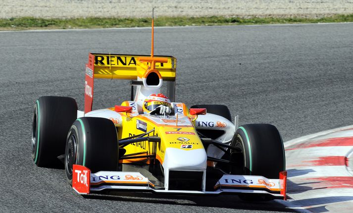 Fernando Alonso ekur Renault, sem sér einnig Red Bull fyrir vélum.