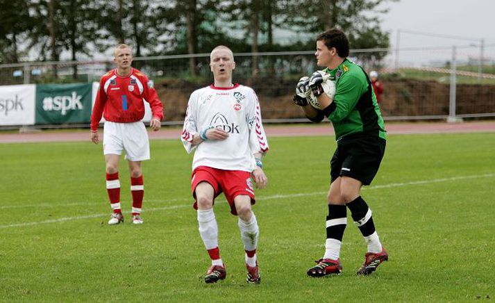 Úr leik HK og Þórs. Gunnar Líndal, markvörður Þórs, hefur gripið knöttinn áður en Jón Þorgrímur Stefánsson, leikmaður HK, komst til hans. Bæði lið verða í eldlínunni í dag.