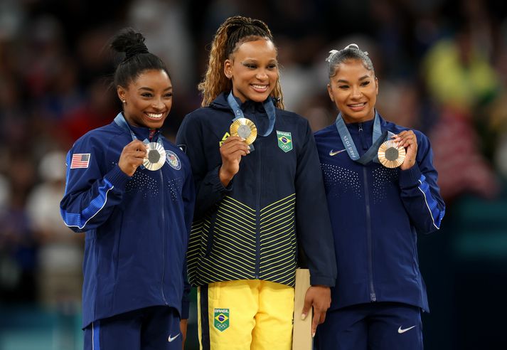 Simone Biles (silfur), Rebeca Andrade (gull) og Jordan Chiles (brons) á verðlaunapallinum.