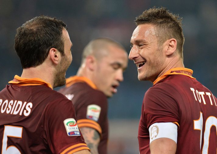 Francesco Totti fagnar marki sínu í kvöld.