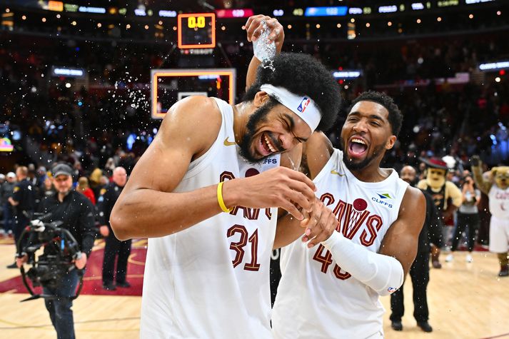 Jarrett Allen og Donovan Mitchell fagna eftir sigur Cleveland Cavaliers á Oklahoma City Thunder.