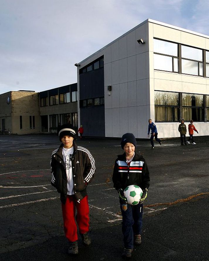 Sameinaðar skólastofnanir í Reykjavík munu þurfa að finna ný nöfn, en að öllum líkindum munu gömlu nöfnin einnig fá að halda sér. Á myndinni sést Hvassaleitisskóli sem mun sameinast Álftamýrarskóla. Fréttablaðið/GVA