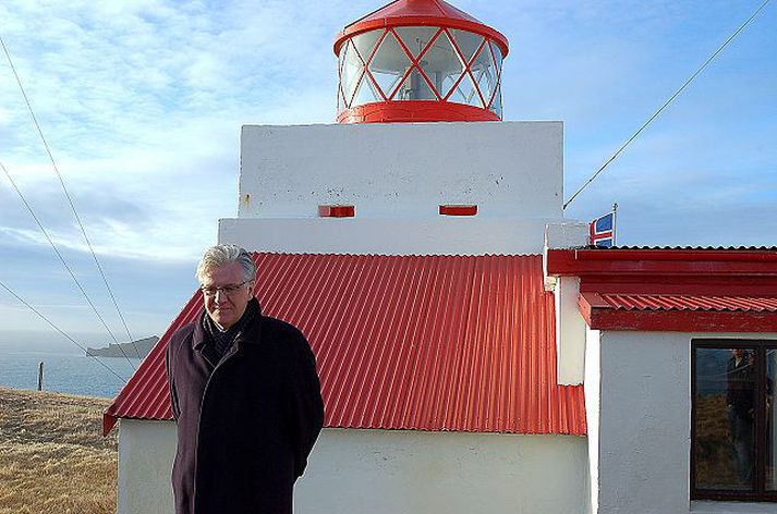 Sturla böðvarsson með stórhöfðavita í baksýn Vitinn varð 100 ára 1. september síðastliðinn.