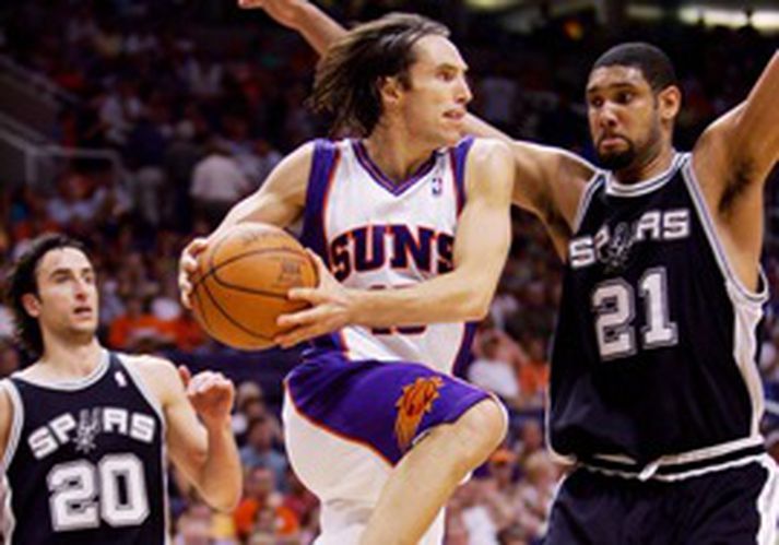 Hér má sjá Steve Nash keyra framhjá þeim Manu Ginobili og Tim Duncan í liði San Antonio í leik liðanna á dögunum