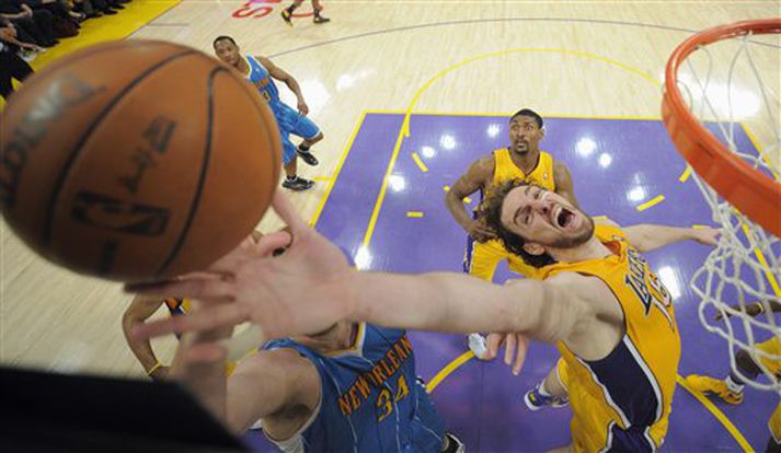 Pau Gasol og félagar hans í LA Lakers hafa titil að verja í NBA deildinni. Hér tekur Spánverjinn frákast gegn New Orleans í gær.