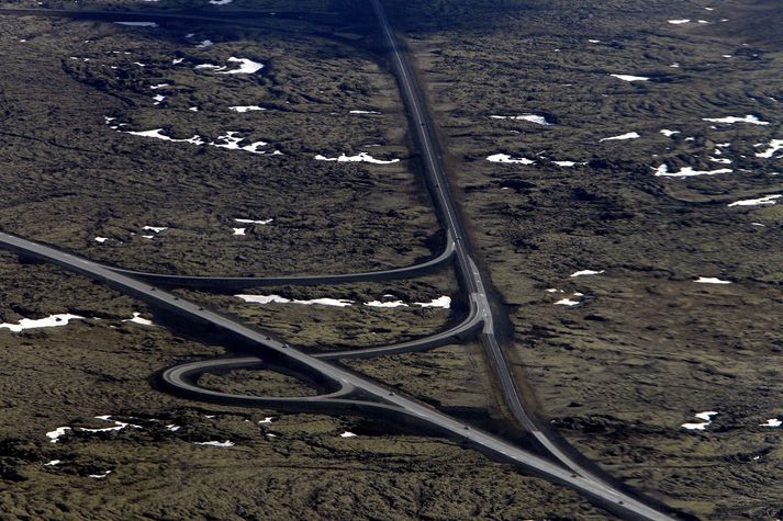 Vegagerðin varar við hálku í Þrengslum nú snemma morguns og hálkublettum á Hellisheiði.