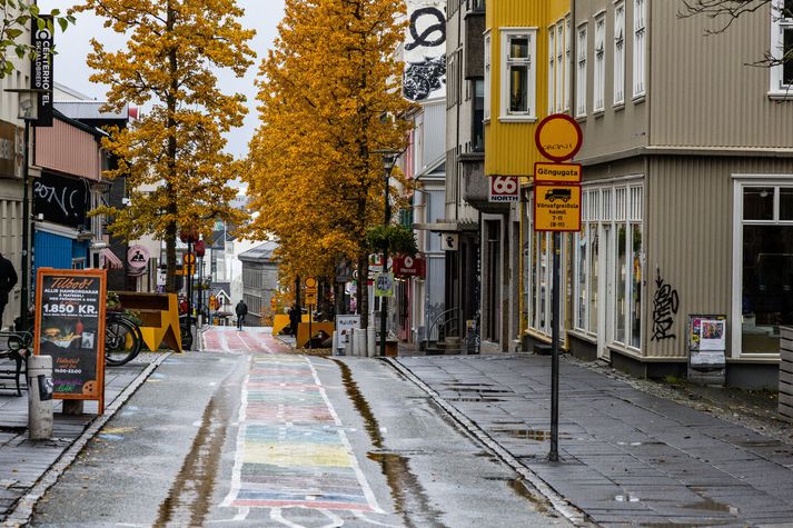 Nokkuð milt verður í veðri í dag en væta af og til.