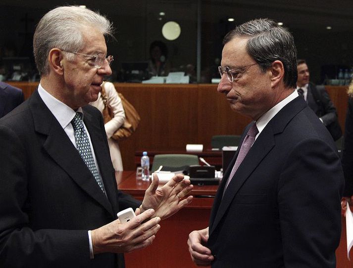 Mario Monti og Mario Draghi Forsætisráðherra Ítalíu, sem jafnframt er fjármálaráðherra landsins, ræðir við bankastjóra Seðlabanka Evrópusambandsins á fundi fjármálaráðherra Evrópusambandsríkjanna í Brussel í gær.fréttablaðið/AP