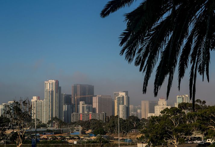 Árásarmaðurinn hóf skothríð við fjölbýlishús í borginni San Diego í Kaliforníu-fylki.