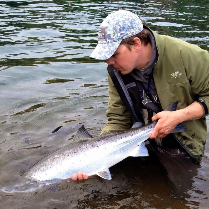 Bjarki Már Jóhannsson með stórlax sem verið er að sleppa í Ytri Rangá