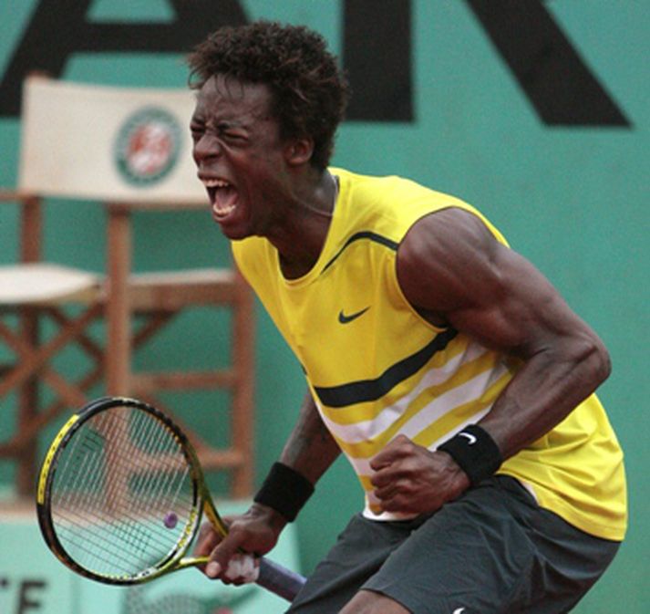 Gael Monfils fagnar sigri á Andy Roddick í gær.