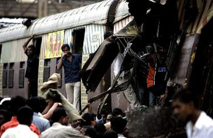 Frá vettvangi einnar sprengjuárásarinnar í Mumbai en átta sprengjur voru sprengdar í lestum á háannatíma í borginni.