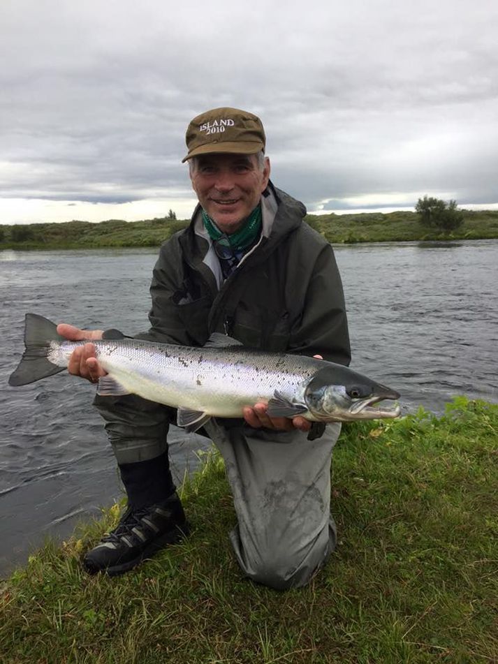 Jan Gunnar með fallegn lax úr Tjarnarbreiðu