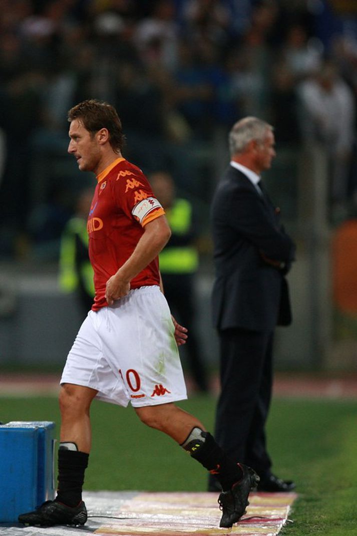 Totti strunsar hér af velli.