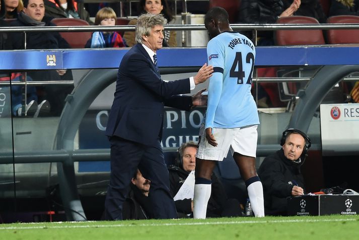 Manuel Pellegrini tekur hér Yaya Toure af velli í gær.