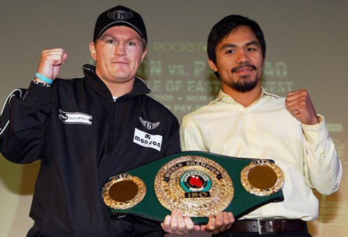 Hatton og Pacquiao stilla sér upp með beltið góða